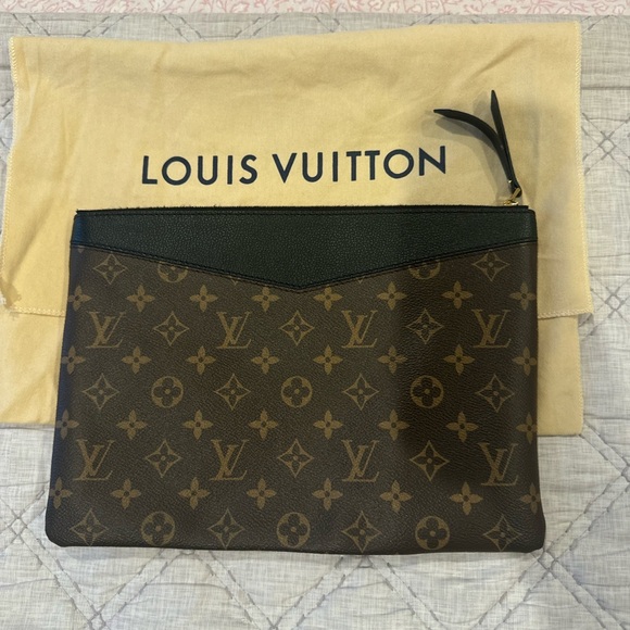 Louis Vuitton Daily Monogram Pouch Black - Picture 2 of 5